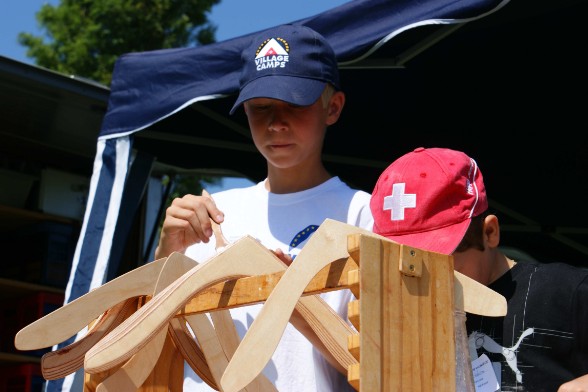 Day Camps à Village Camps (13 juillet 2009). Björn a terminé le ponçage. Il peut maintenant imprégner l'objet.