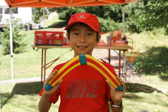 Je retourne au Japon avec un boomerang fabriqué en Suisse. Villars, Summer Camp, Collège Les Aiglons, 21 juillet 2015 Je retourne au Japon avec un boomerang fabriqué en Suisse. Villars, Summer Camp, Collège Les Aiglons, 21 juillet 2015