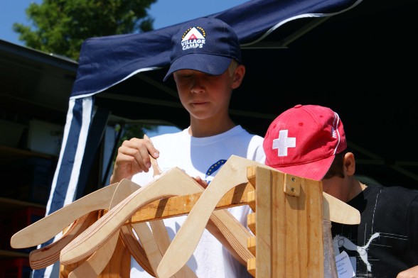 Day Camps à Village Camps (13 juillet 2009). Björn a terminé le ponçage. Il peut maintenant imprégner l'objet. Day Camps à Village Camps (13 juillet 2009). Björn a terminé le ponçage. Il peut maintenant imprégner l'objet.