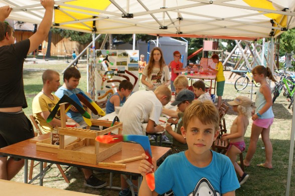 Camping Les Iles, Sion (28 juillet 2016). Ce jour-là, furent construits 46 boomerangs. Matthias et son Mini Walibi terminé. Camping Les Iles, Sion (28 juillet 2016). Ce jour-là, furent construits 46 boomerangs. Matthias et son Mini Walibi terminé.