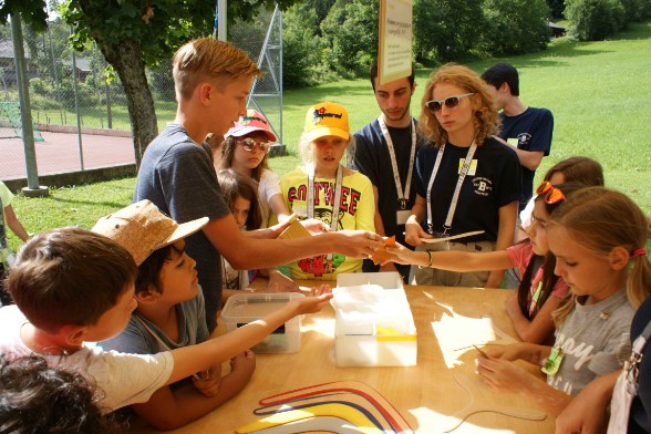 Summer Camp, Plan-sur-Bex (13 juillet 2017). "Servez-vous, nous allons commencer le ponçage des boomerangs." Summer Camp, Plan-sur-Bex (13 juillet 2017). "Servez-vous, nous allons commencer le ponçage des boomerangs."