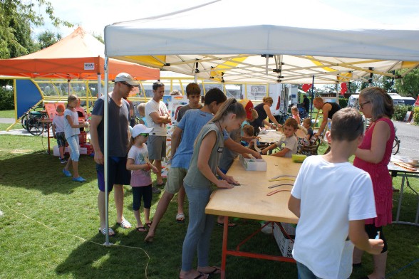 Camping Landeron (28 juillet 2017). Atelier en pleine activité. Poste de ponçage en avant-plan. Camping Landeron (28 juillet 2017). Atelier en pleine activité. Poste de ponçage en avant-plan.