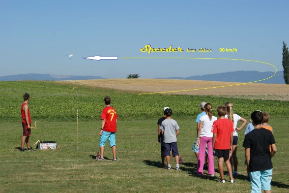 "Speeder low rider" en vol. Ce tripale de grande précision a une vitesse initiale (V°) de 90 à 120 km/h selon lanceur. La portée (diamètre de vol) est de 20 mètres. Sa trajectoire est presque parfaitement circulaire. Tous les boomerangs dessinés par J.-J. Bonnet. "Speeder low rider" en vol. Ce tripale de grande précision a une vitesse initiale (V°) de 90 à 120 km/h selon lanceur. La portée (diamètre de vol) est de 20 mètres. Sa trajectoire est presque parfaitement circulaire. Tous les boomerangs dessinés par J.-J. Bonnet.
