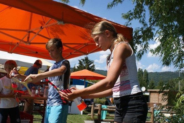 Nous utilisons des sprays avec agent propulseur neutre. Animation au Camping de Landeron (27 juillet 2018). Nous utilisons des sprays avec agent propulseur neutre. Animation au Camping de Landeron (27 juillet 2018).