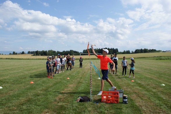 Lancer de démonstration par le moniteur boomerang. 2 groupes ont été formés, soit les droitiers-ères et gauchers-ères. Lancer de démonstration par le moniteur boomerang. 2 groupes ont été formés, soit les droitiers-ères et gauchers-ères.