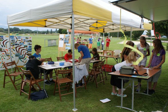 Passeport-vacances Payerne (7 août 2014). Poste déco: création d'un motif, masquage à l'aide de masquages, chablons, pochoirs, etc. En arrière-plan on aperçoit le poste giclage au spray. Et surtout le magnifique terrain pour les essais. Passeport-vacances Payerne (7 août 2014). Poste déco: création d'un motif, masquage à l'aide de masquages, chablons, pochoirs, etc. En arrière-plan on aperçoit le poste giclage au spray. Et surtout le magnifique terrain pour les essais.